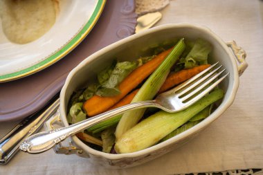 İtalya 'da Toskana' da derin bir kasede kabaca doğranmış hafif turşulu sebzeler.