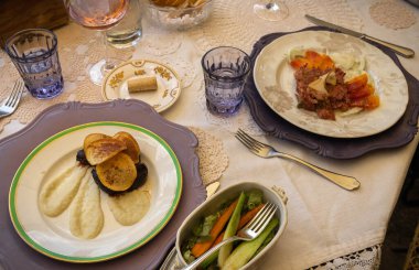 İtalya 'da Toskana' da güzel servis edilen bir masada nefis yemekler.