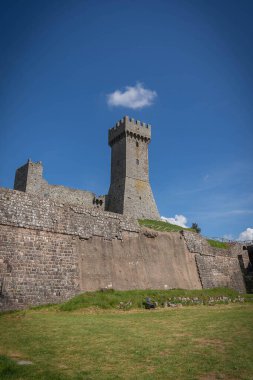 İtalya, Toskana 'daki Radicofani' deki ortaçağ şatosunun kalıntıları.