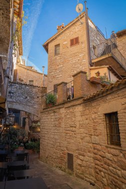 İtalya 'nın Perugia kentindeki pembe taş şehir Assisi' de resim gibi bir şehir.