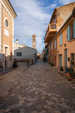 Santarcangelo di Romagna, İtalya - 28 Kasım 2021, Borgo Santarcangelo di Romagna 'nın sokaklarında şehir manzarası