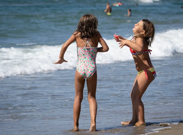 玛丽娜 迪圣尼科拉 意大利语 Marina San Nikola 2021年9月5日 两个姐妹在意大利的玛丽娜 圣尼科拉海滩上表示厌恶 免版税图库图片