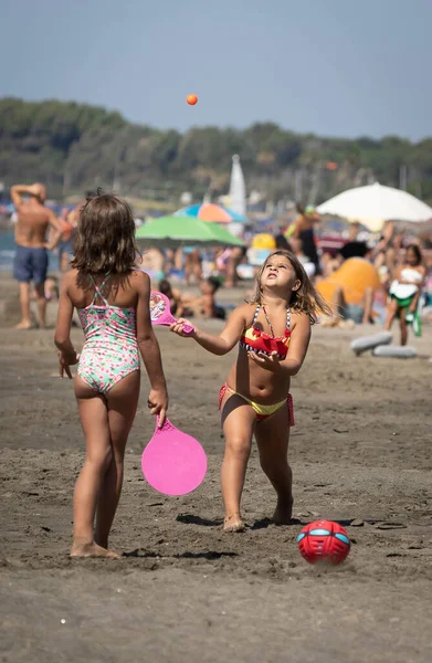 Marina San Nikola Italia Septiembre 2021 Family Playing Ball Beach Fotos de stock libres de derechos