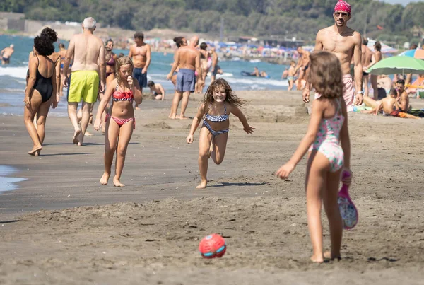イタリアのマリーナ ニコラ 2021年9月5日 イタリアのマリーナ ニコラのビーチで家族がボールをプレー ロイヤリティフリーのストック画像
