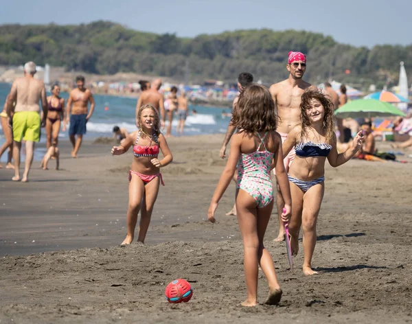 イタリアのマリーナ ニコラ 2021年9月5日 イタリアのマリーナ ニコラのビーチで家族がボールをプレー ロイヤリティフリーのストック画像