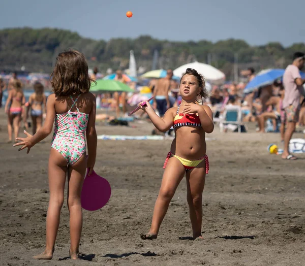 イタリアのマリーナ ニコラ 2021年9月5日 イタリアのマリーナ ニコラのビーチで家族がボールをプレー ストック写真