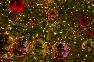 Işıl ışıl yanan Noel ağacı süsleri