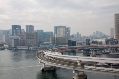 Shibaura, Tokyo 'daki spiral viyadük ve gökdelenler.