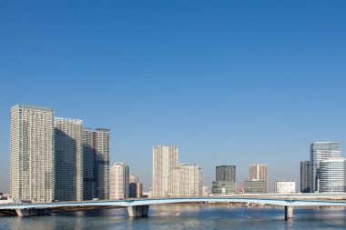 Tokyo Körfezi boyunca rıhtım bölgelerinde yüksek binalar.