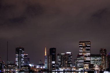 Geceleri Tokyo 'nun aydınlık gökdelenleri