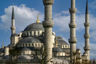 Mavi gökyüzüne karşı Güzel Mavi Cami