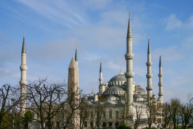 Mavi gökyüzüne karşı Güzel Mavi Cami