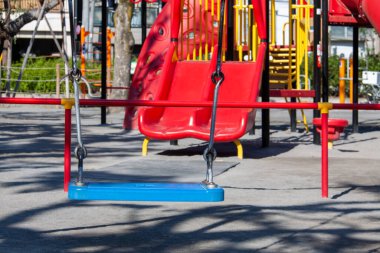 Halk Parkı 'nda Mavi Salıncak ve Kırmızı Kaydırak