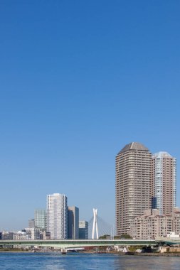 Tokyo 'da gökyüzüne karşı yüksek binalar