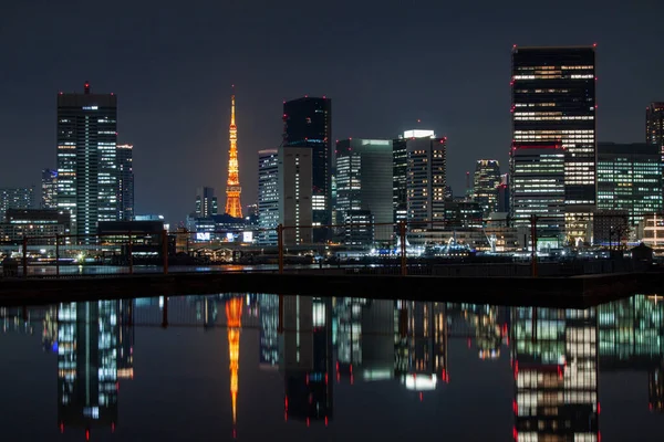 Vue Nocturne Tokyo Reflétée Surface Eau — Photo