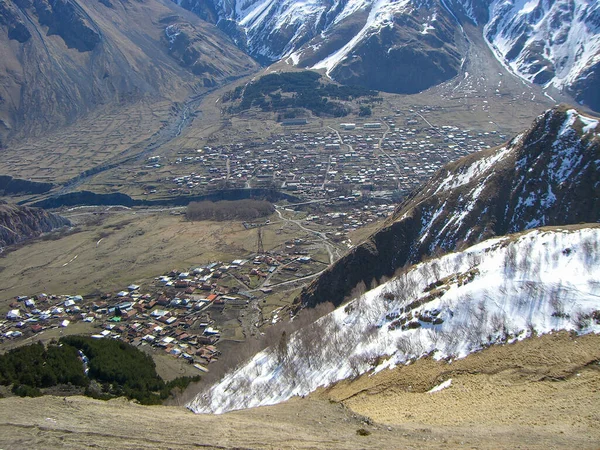 Stepantsminda Una Città Valle Circondata Dalle Montagne Del Caucaso Maggiore — Foto Stock