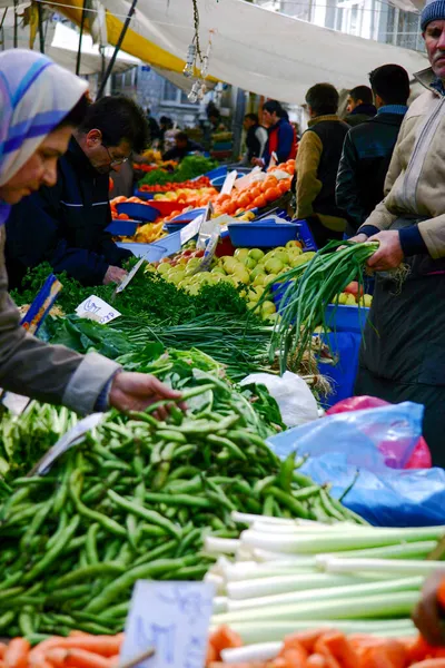 Istanbul Turchia Marzo 2007 Gente Compra Vende Verdure Mercato All — Foto Stock