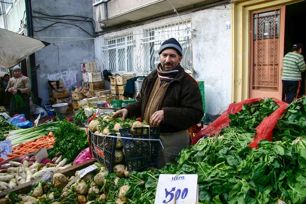 Istanbul Turchia Marzo 2007 Uomo Che Vende Verdure Mercato All — Foto Stock