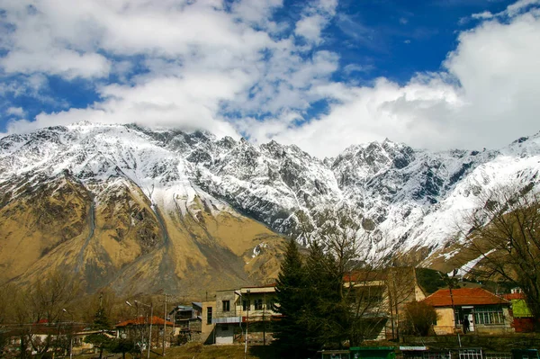 Stepantsminda Kazbegi Città Circondata Dalle Grandi Montagne Del Caucaso — Foto Stock