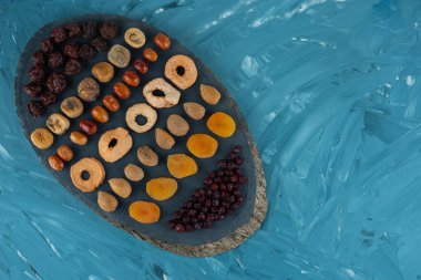 Tahta bir tahtaya konmuş kurumuş tropik meyve yığını. Yüksek kalite fotoğraf