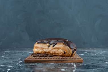 Çikolata kaplı, mermer zemin üzerine yerleştirilmiş tatlı ekler. 