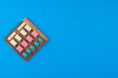 Mavi yüzeyde çeşitli aromalı diş etleri var. 