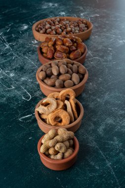 Mermer arka planda bir sürü taze organik fındık var. 