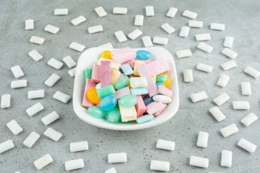 Taş yüzeyinde beyaz renkli baloncuk diş etleri.