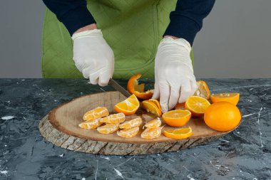 Erkek eller mermer masada taze limon kesiyor. 