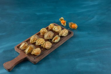 Bitki üzümü dolu bir tahta kesme tahtası. 