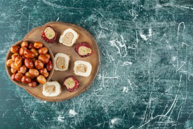 Bir kâse kuru hurma ve hoş kokulu ahşap. 