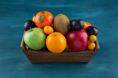 Mermer zemin üzerine çeşitli taze meyve çeşitleri yerleştirilmiş ahşap eski kutu. Yüksek kalite fotoğraf