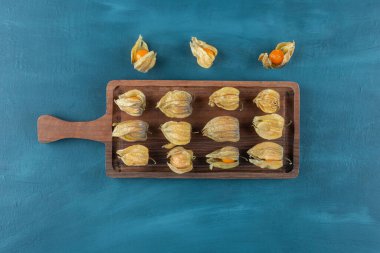 Bitki üzümü dolu bir tahta kesme tahtası.  