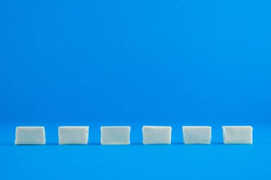 Mavi yüzeyde altı parça beyaz sakız.. 