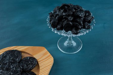 Mavi arka planda kurutulmuş kayısılar, erikler ve kuru üzümler. Yüksek kalite fotoğraf