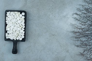 Siyah kesim tahtası taştan arka planda sakız çiğniyor