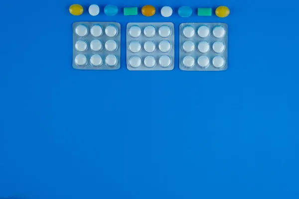 Envases Encías Mascar Redondas Blancas Sobre Superficie Azul — Foto de Stock