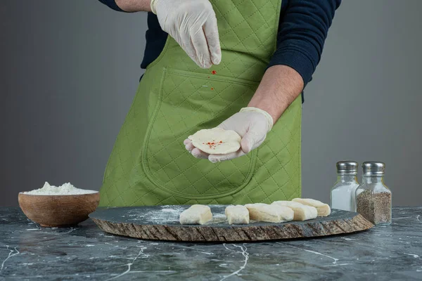 Mano Masculina Guantes Haciendo Comida Sobre Mesa Mármol Foto Alta —  Fotos de Stock