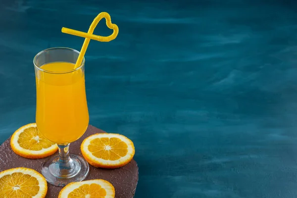 Glass Fresh Orange Juice Sliced Fruits Blue Surface — Stock Photo, Image