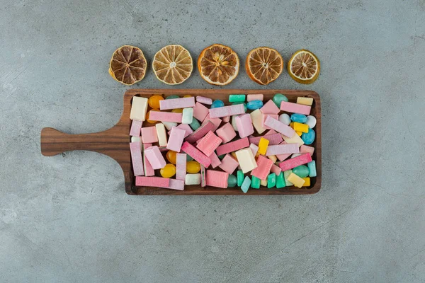 Wooden Board Colorful Bubble Gums Lemon Slices Stone — Stock Photo, Image