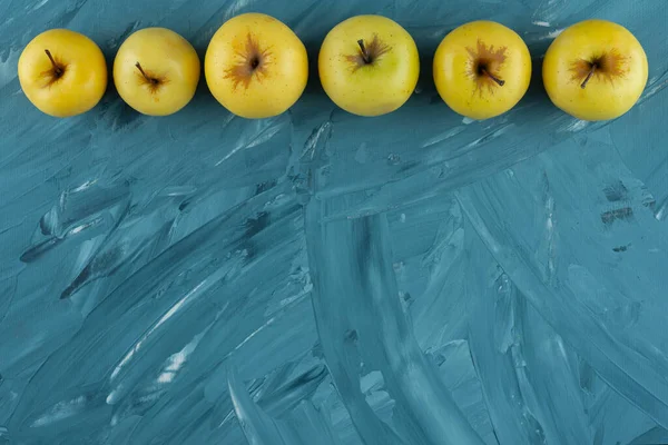 Плоды Желтого Яблока Синем Фоне — стоковое фото