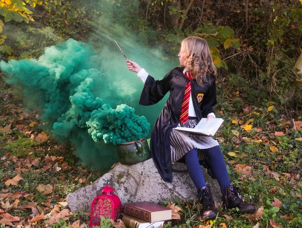 Boszorkány lány varázspálca cosplay varázsló szabadban. Halloween ünnep. A lány zöld mágiát használ. Zöld füst — Stock Fotó