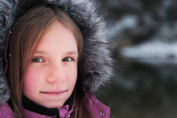 Lányos portré a fagyos téli parkban. Szabadtéri gyerekfoglalkozás — Stock Fotó