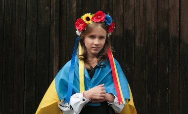 Ukrayna 'daki savaşı durdurun. Ukrayna bayrağı taşıyan geleneksel Ukrayna elbiseli sarışın genç kız. Ukrayna 'da barış. 