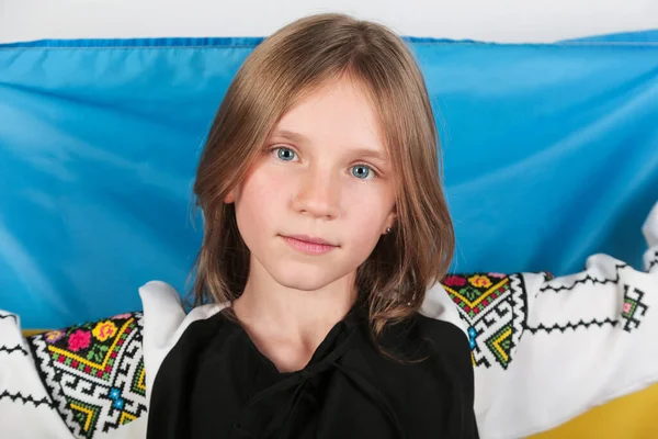 Parem a guerra na Ucrânia. Menina adolescente loira em roupas tradicionais ucranianas com bandeira ucraniana. Conceito de paz na Ucrânia. — Fotografia de Stock