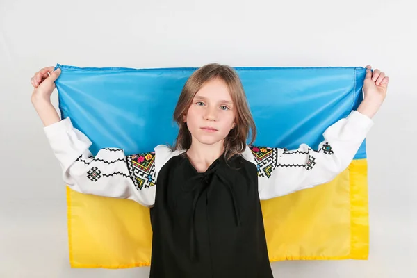 Detener la guerra en Ucrania. Chica adolescente rubia en ropa tradicional ucraniana con bandera ucraniana. Concepto Paz en Ucrania. — Foto de Stock