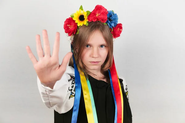 Állítsa le a háborút Ukrajnában.szőke bátor ukrán lány hagyományos ruhát mutatja megáll a kezét.Béke Ukrajnában — Stock Fotó