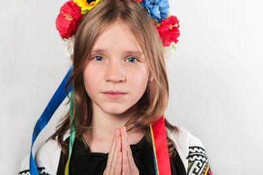 Ukrayna 'daki savaşı durdurun. Geleneksel Ukrayna elbiseli sarışın dua eden kız. Ukrayna kavramı için dua et. Beyaz arkaplan.