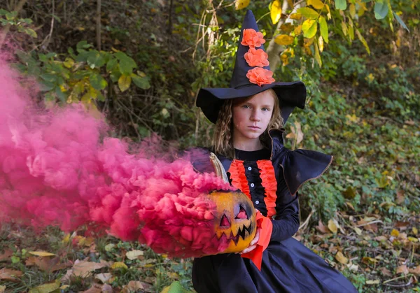 Dívka Oblečená Jako Čarodějnice Halloween Dýní Magickém Kouři Lese — Stock fotografie