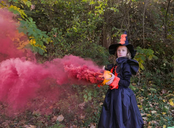 Menina Vestida Como Bruxa Para Halloween Com Abóbora Fumaça Mágica — Fotografia de Stock